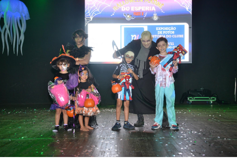 Clube Esperia promove festa de Halloween voltada para crianças e famílias com brincadeiras temáticas e atividades recreativas